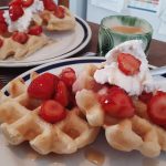 photo de gaufres végane servi avec fraises et de la crème fouetté végane